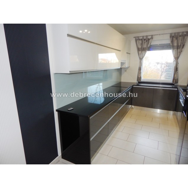 3 bedrooms, 2 levels family house for sale at Liget area. 121 m. Ft.