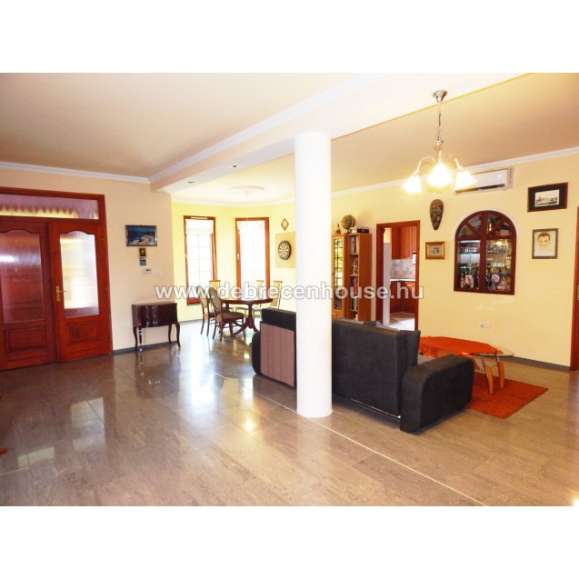 Living room + 3 bedrooms family house for SALE. 155.000.000 Ft.